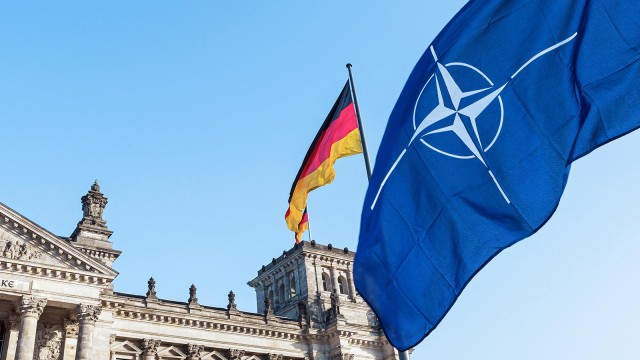 Deutschland und NATO Flagge vor dem Bundestag