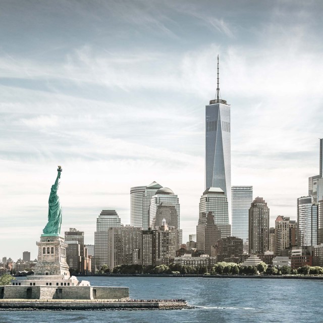 Die Freiheitsstatue und Skyline von New York City