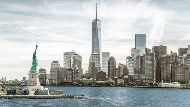 Die Freiheitsstatue und Skyline von New York City