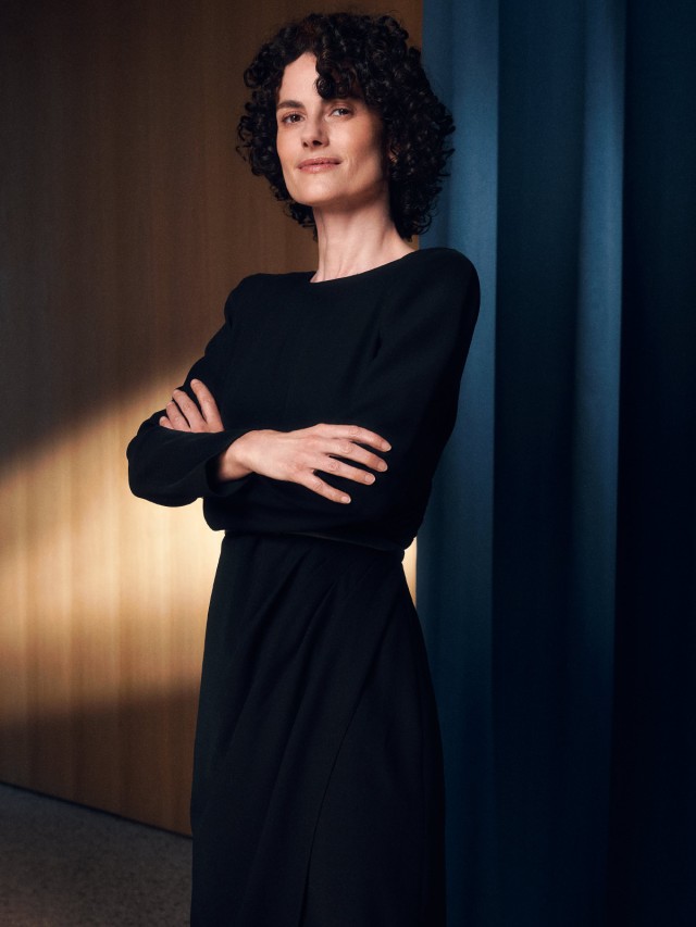 Eine Frau mit verschränkten Armen „Symbolbild zur Imagekampagne Nur Mut“ 
