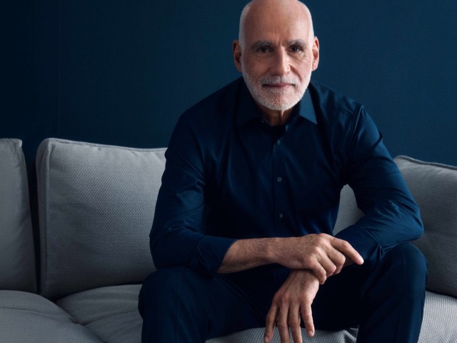 A man sits on a sofa "Symbolic image for the image campaign Nur Mut"