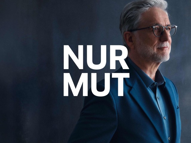 Ein Mann schaut in die Ferne „Symbolbild zur Imagekampagne Nur Mut“ mit Text