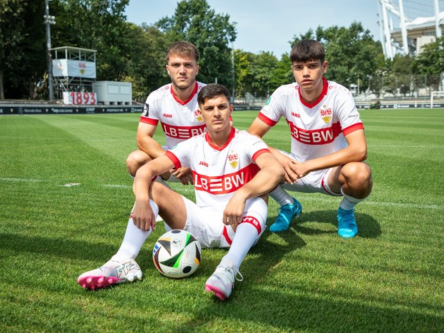Drei junge Nachwuchs Fußballer des VfB Stuttgart mit LBBW Brustring auf dem Trikot