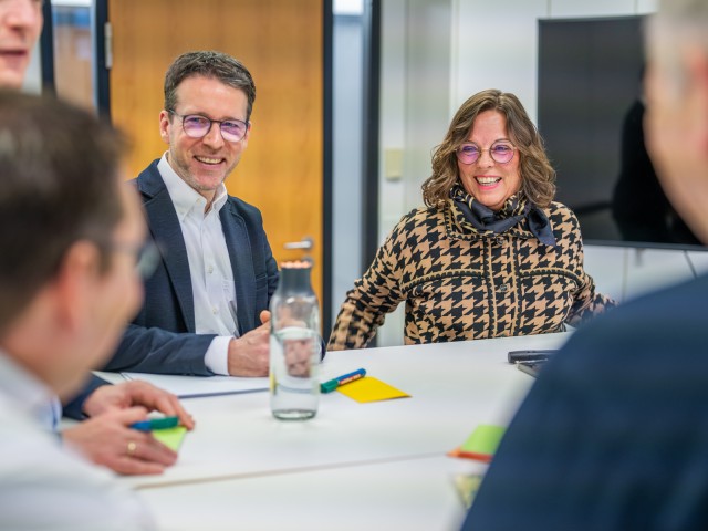 Mehrere Personen lachen