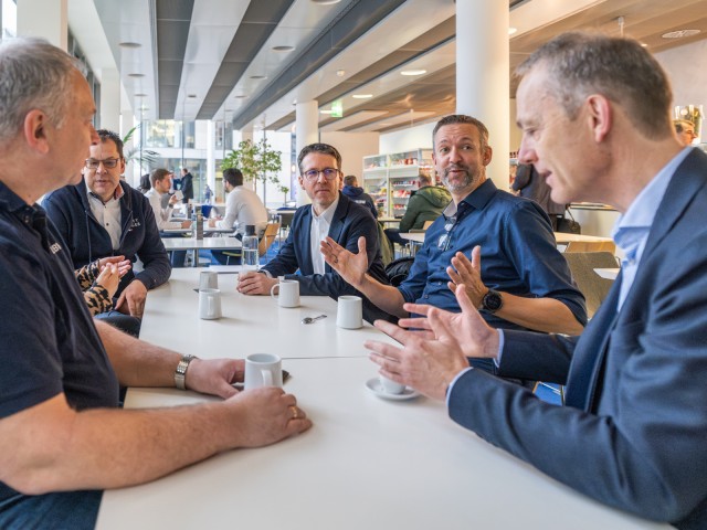 Mehrere Person im Gespr&auml;ch beim Kaffee. 