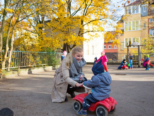 Linda Lange spielt im Kinderzentrum St. Josef: Corporate Volunteering der LBBW