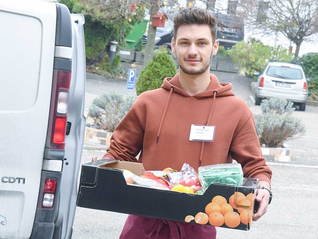 Als Azubi der LBBW hilft Mario Quint eine Woche lang im Tafelladen Bopfingen aus