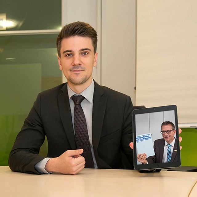 Die Banker Marijan Vlajcic und Michael Maier tauschen sich über Skype aus