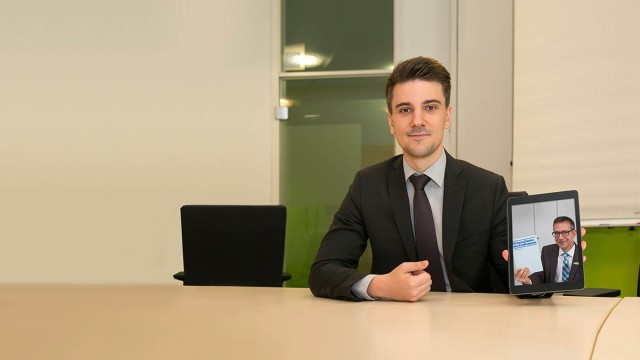 Die Banker Marijan Vlajcic und Michael Maier tauschen sich über Skype aus 