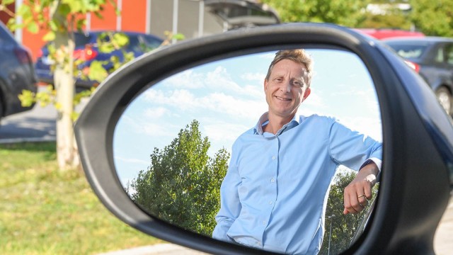 Thomas Knauss, LBBW-Kundenberater von Scout 24, fotografiert im Seitenspiegel eines Autos 