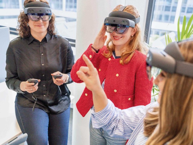 3 Frauen tragen eine VR-Brille