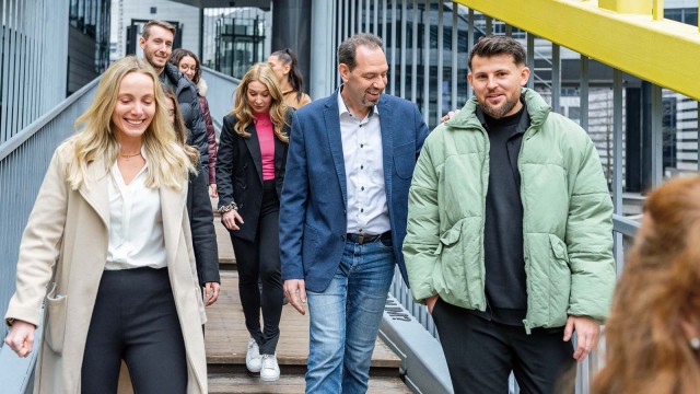 Eine kleine Gruppe Menschen läuft auf einer Brücke