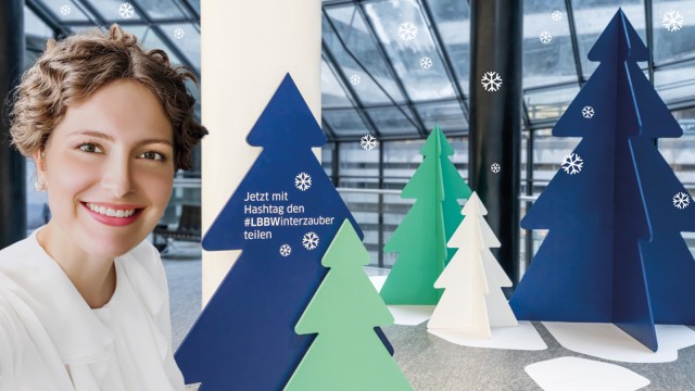 Katharina von Württemberg mit Weihnachtsdekoration im Hintergrund