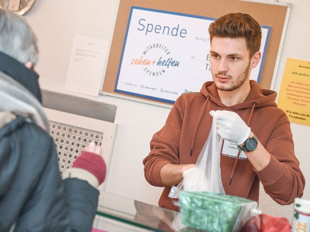 Mario Quint bei seiner Projektwoche im Tafelladen Bopfingen