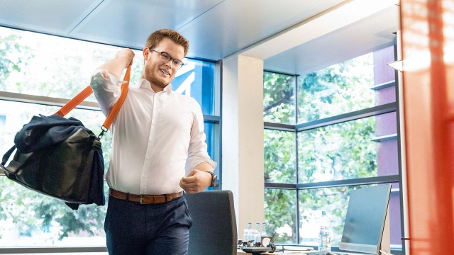 Ein junger Mann mit Reisetasche