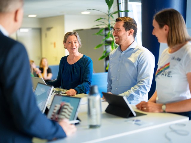 Bei einer Besprechung: Das ESG-Team analysiert strategische ESG-Fragen.