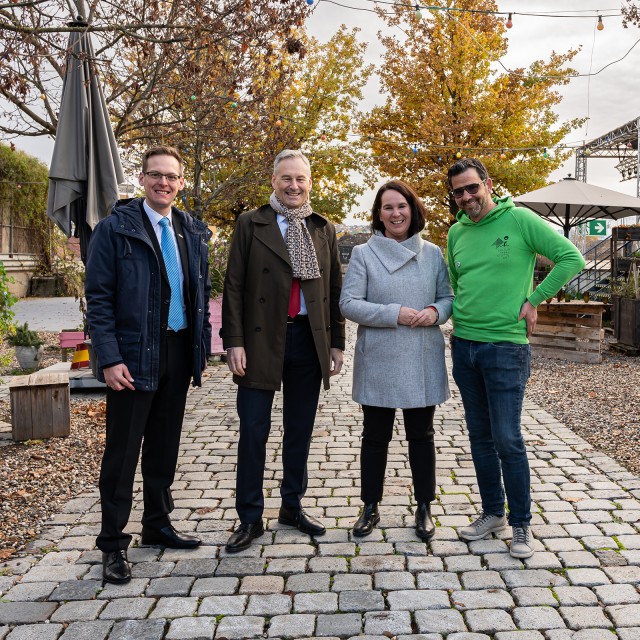 Porträt von Andreas Götz und drei weiteren Personen im Rahmen der Weihnachtsspende der LBBW