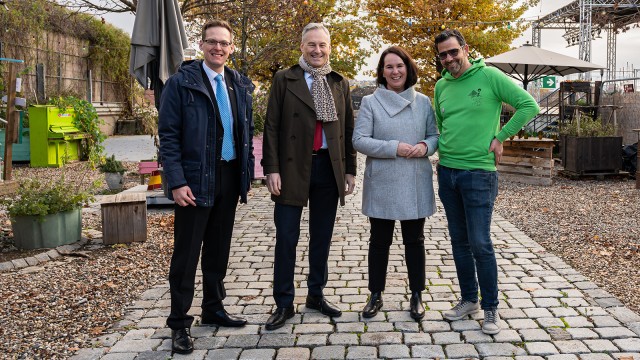 Porträt von Andreas Götz und drei weiteren Personen im Rahmen der Weihnachtsspende der LBBW