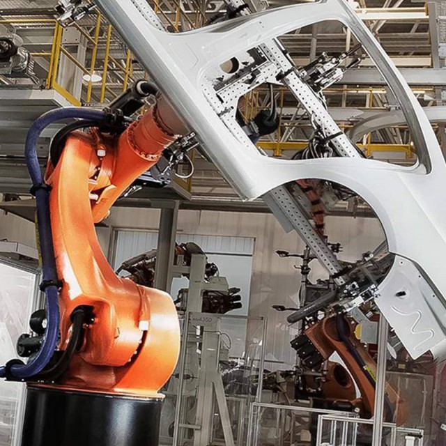 Roboter hebt Autokarosse