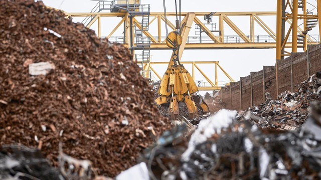 Magnetkran in den Badischen Stahlwerken