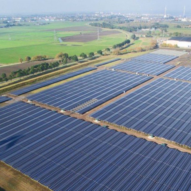 Blick von oben auf Solarpark Delfzijl