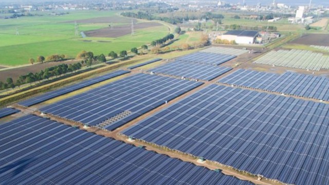 Blick von oben auf Solarpark Delfzijl