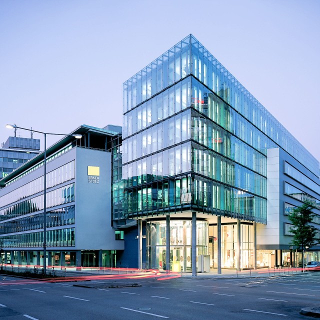 Blick auf das Gebäude von Ebner Stolz im Abendlicht