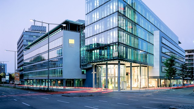 Blick auf das Gebäude von Ebner Stolz im Abendlicht