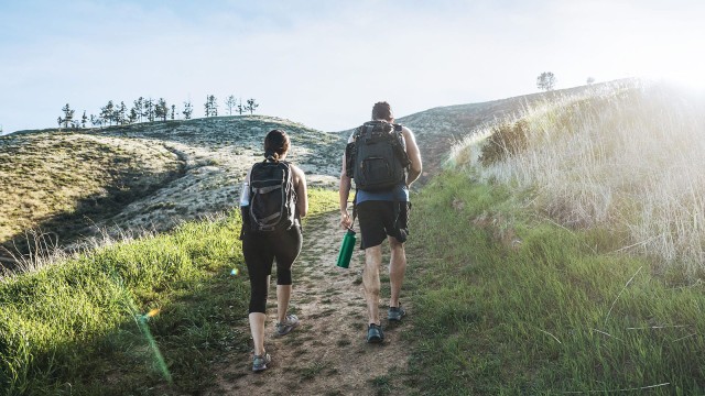 Zwei Menschen wandern einen Berg hinauf