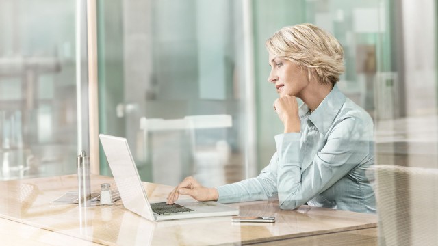 Frau am Laptop