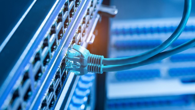 Angeschlossenes Netzwerkkabel in elektronischem Gerät