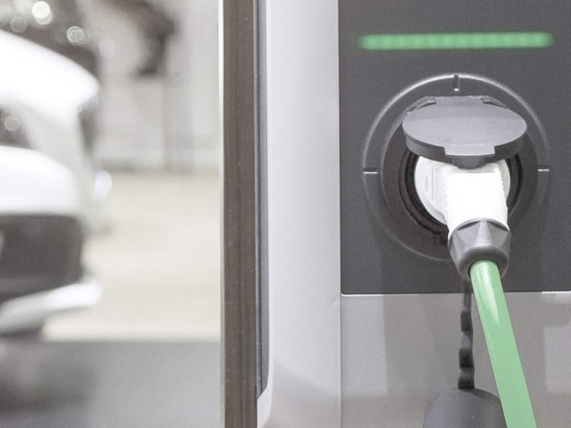 Elektroauto an Lades&auml;ule 