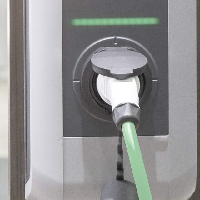 Elektroauto an Lades&auml;ule 