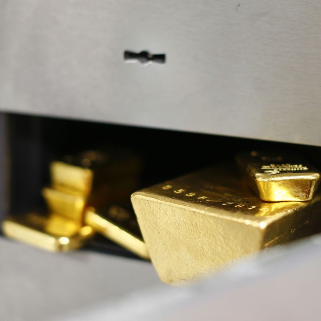 Goldbarren in einem geöffneten Schließfach