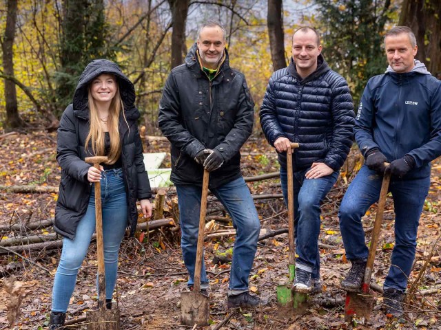 4 smiling people in the forest