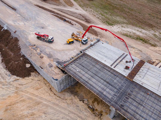 Bau von Autobahnen Luftaufnahme der Straßenbaustelle