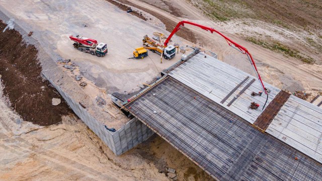 Bau von Autobahnen Luftaufnahme der Straßenbaustelle