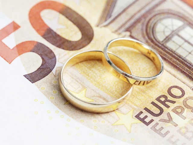Eheringe auf Geldschein Euro