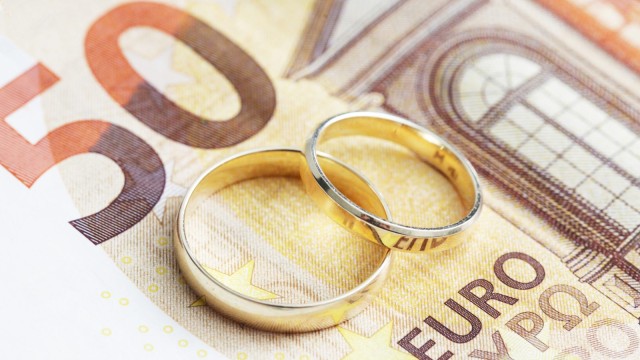 Eheringe auf Geldschein Euro