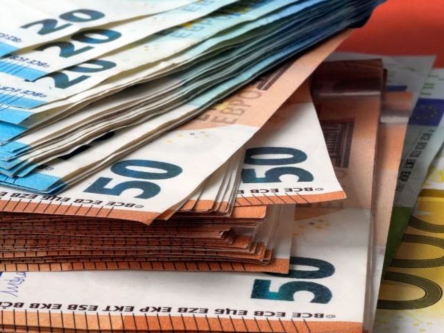 Stapel von Euro-Gelscheinen