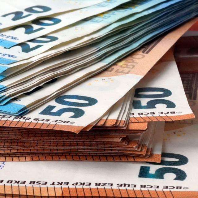 Stapel von Euro-Gelscheinen