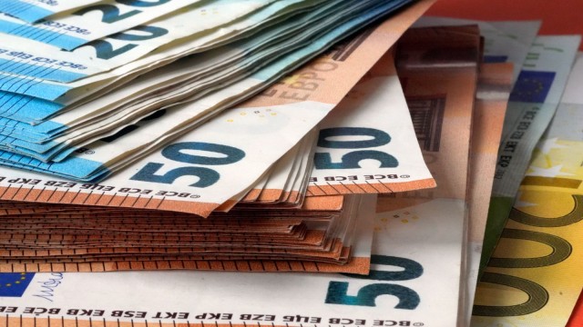 Stapel von Euro-Gelscheinen