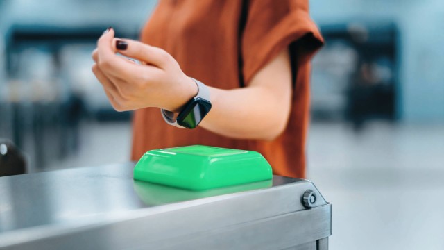 Frau kauft Ticket mit Smartwatch Payment Kontaktlos