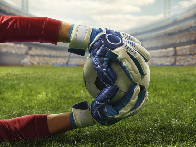 Torwart h&auml;lt Fu&szlig;ball vor Tor auf