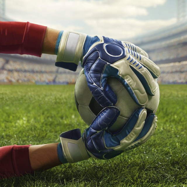 Torwart h&auml;lt Fu&szlig;ball vor Tor auf