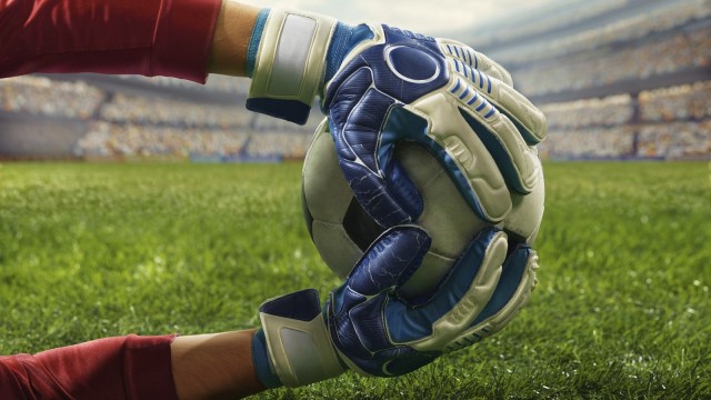 Torwart h&auml;lt Fu&szlig;ball vor Tor auf