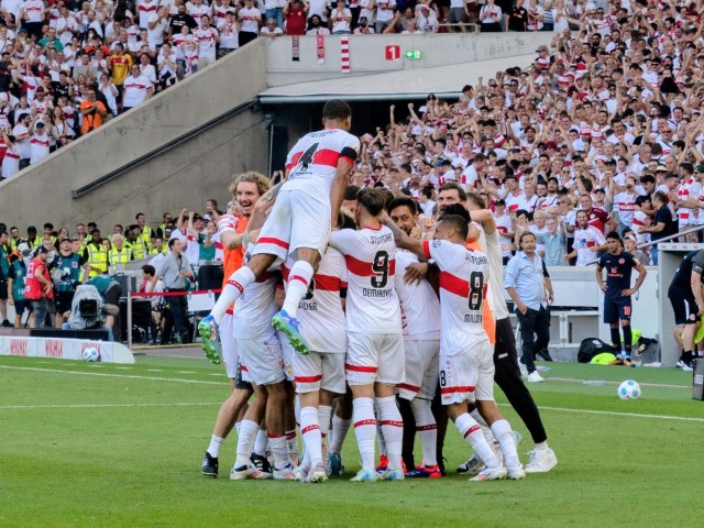 Jubelnde Fußballspieler des VfB Stuttgart im Stadion des VfB Stuttgart