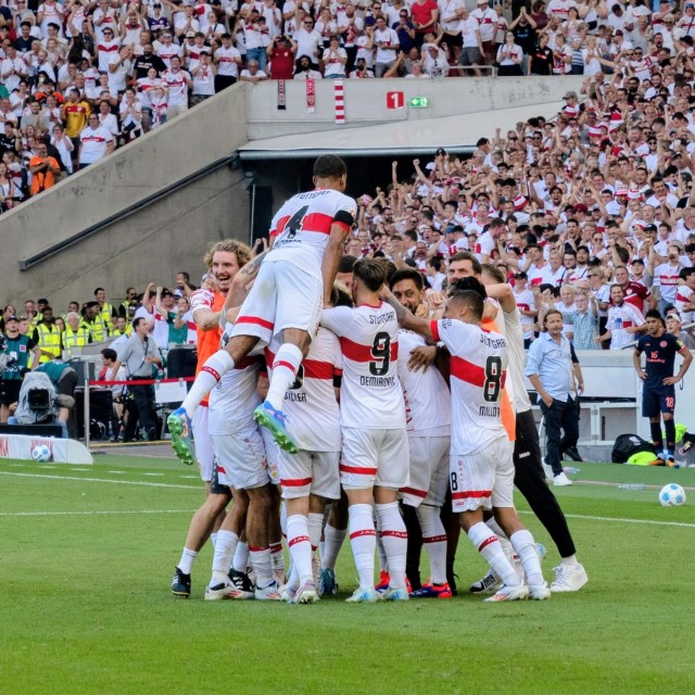 Jubelnde Fußballspieler des VfB Stuttgart im Stadion des VfB Stuttgart