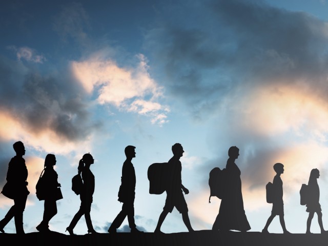 Flüchtlinge Personen mit Gepäck zu Fuß In einer Reihe