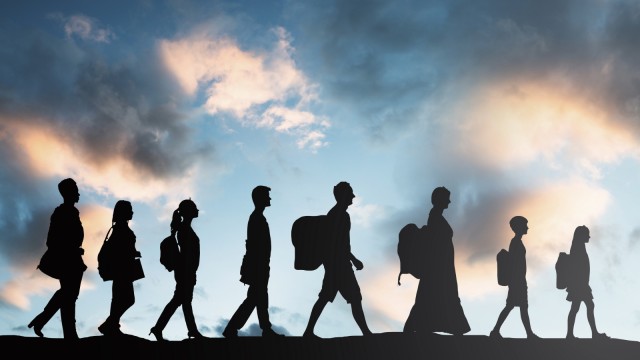 Flüchtlinge Personen mit Gepäck zu Fuß In einer Reihe